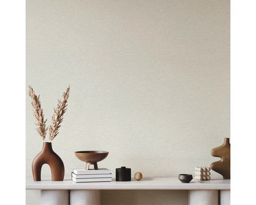 Dekorative Elemente auf einem Tisch vor einer Wand