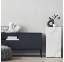 Modernes Wohnzimmer mit Kommode, Dekoration und gemusterter Tapete
