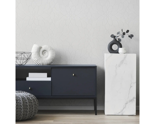 Modernes Wohnzimmer mit Kommode, Dekoration und gemusterter Tapete