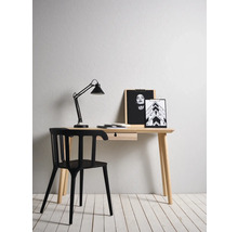 Arbeitszimmer mit Schreibtisch, Stuhl und Lampe