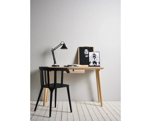 Arbeitszimmer mit Schreibtisch, Stuhl und Lampe