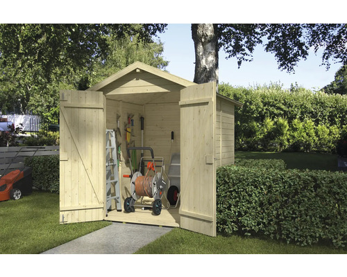 Gartenhaus mit geöffneten Türen, gefüllt mit Gartengeräten und Werkzeugen, im Garten