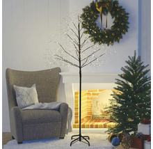 Wohnzimmer mit Sessel, Weihnachtsbaum, Adventskranz und beleuchtetem Dekobaum