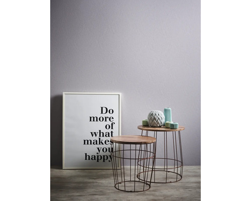 Dekorative Szene mit zwei Beistelltischen, einem gerahmten Schriftzug und dekorativen Vasen.