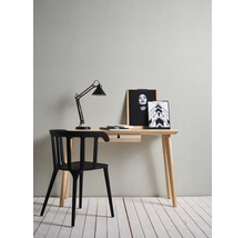 Arbeitsplatzszene mit Schreibtisch, Schreibtischlampe und Stuhl