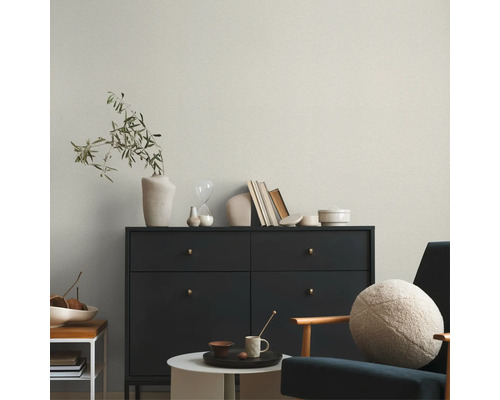 Wohnzimmer mit Kommode, Dekorationen und Sessel