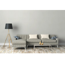 Wohnzimmer mit Sofa, Stehlampe und Couchtisch