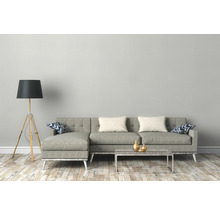 Wohnzimmer mit Sofa, Stehlampe und Couchtisch