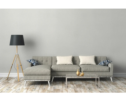 Wohnzimmer mit Sofa, Stehlampe und Couchtisch