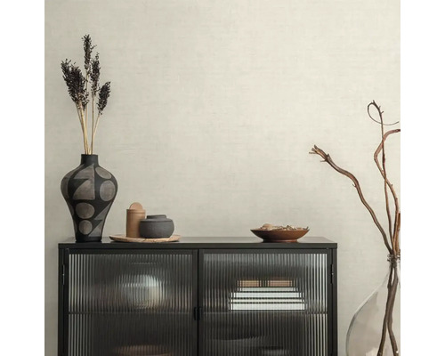 Schwarzes Sideboard mit Glasfronten und dekorativen Accessoires für ein stilvolles Ambiente