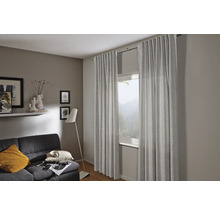 Wohnzimmer mit Fensterdekoration und Vorhang an Gardinenstange