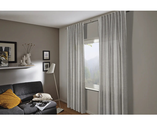 Wohnzimmer mit Fensterdekoration und Vorhang an Gardinenstange