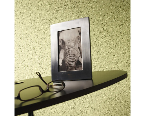 Gerahmtes Elefantenbild auf einem Tisch neben einer Brille