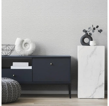 Wohnzimmer mit Kommode, Beistelltisch, Dekorationen und Pouf