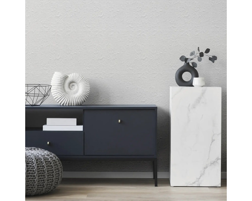 Wohnzimmer mit Kommode, Beistelltisch, Dekorationen und Pouf
