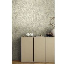 Detailaufnahme eines Raumes mit einer Wandtapete mit Pflanzenmuster und einem Sideboard