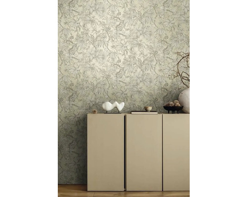 Detailaufnahme eines Raumes mit einer Wandtapete mit Pflanzenmuster und einem Sideboard