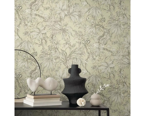 Raum mit floral gemusterter Tapete und Dekorationsgegenständen auf einem Tisch