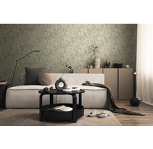 Wohnzimmer mit floraler Tapete, Sofa und Couchtisch