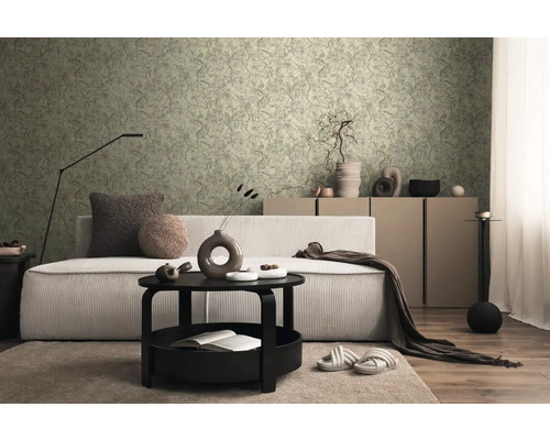 Wohnzimmer mit floraler Tapete, Sofa und Couchtisch
