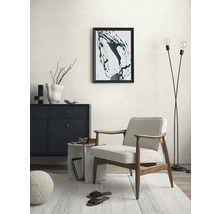 Wohnzimmer mit Sessel, Sideboard, Stehlampe und Dekoration