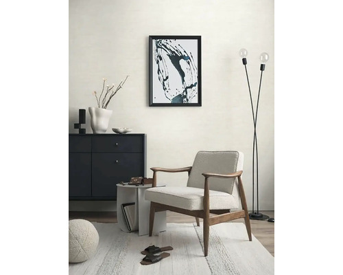 Wohnzimmer mit Sessel, Sideboard, Stehlampe und Dekoration