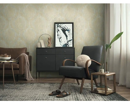 Wohnzimmer mit Sofa, Sessel, Kommode und Dekoration