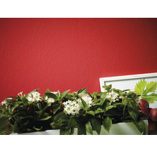 Nahaufnahme einer roten Vinyltapete mit Blumen im Vordergrund