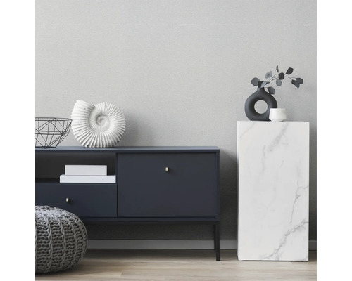 Dekoratives Wohnzimmer mit Kommode, Hocker und Dekoration