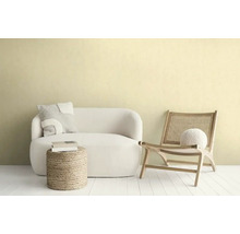 Helle und freundliche Raumszene mit Sofa, Sessel und Beistelltisch
