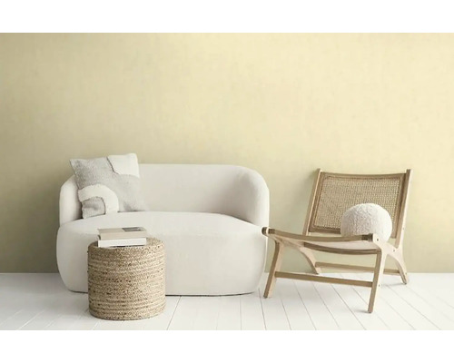 Helle und freundliche Raumszene mit Sofa, Sessel und Beistelltisch