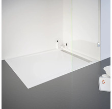 Ebenerdige Dusche mit Duschrinne und Duschabtrennung aus Glas