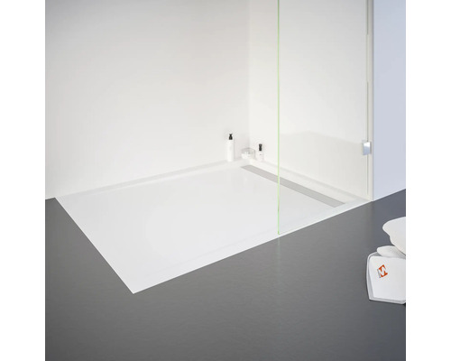 Ebenerdige Dusche mit Duschwanne und Glaswand im Badezimmer.