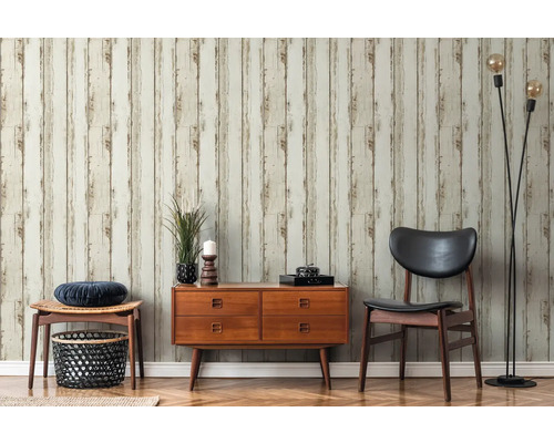 Wohnzimmer mit Holzpaneel-Tapete, Kommode, Stuhl und Stehlampe