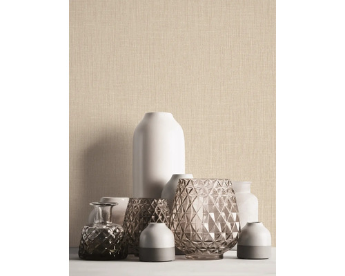 Wohnraum mit verschiedenen Dekovasen und Textiltapete