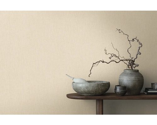 Wohnraum mit Strukturtapete und Dekoration auf einem Holztisch