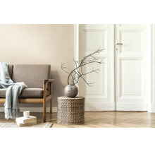 Wohnzimmer mit Sofa, Beistelltisch, Dekoration und Holzboden