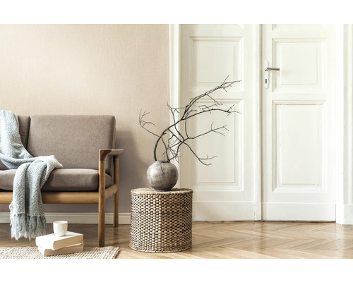 Wohnzimmer mit Sofa, Beistelltisch, Dekoration und Holzboden