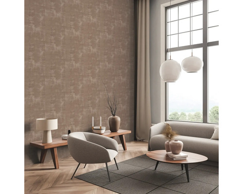 Wohnzimmer mit gemusterter Tapete, Sofa, Sessel und Beistelltischen.