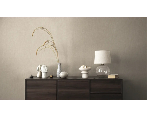 Dekoratives Sideboard mit Tischlampe und Dekoration