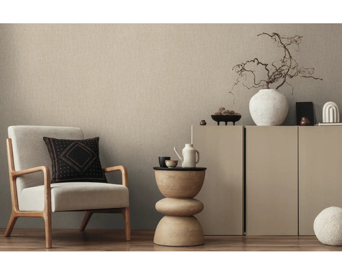 Helles Wohnzimmer mit Sessel, Beistelltisch und Kommode für ein gemütliches Ambiente