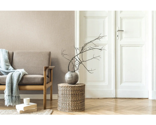 Wohnzimmer mit Sofa, Beistelltisch und Dekoration