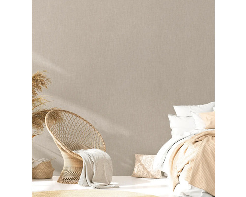 Gemütliches Schlafzimmer mit Rattanmöbeln und Textiltapete