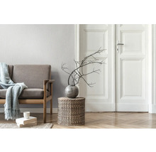 Wohnzimmer mit Sofa, Holztisch, Vase und Dekoration