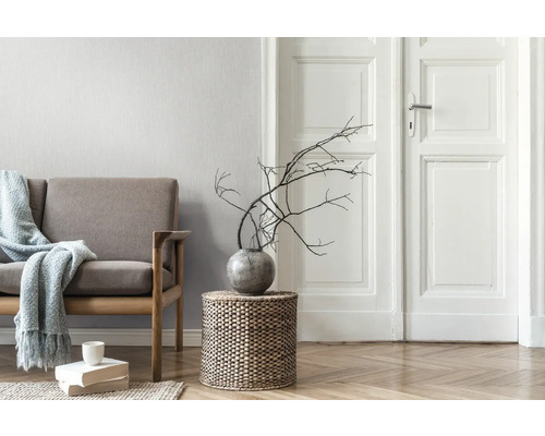 Wohnzimmer mit Sofa, Holztisch, Vase und Dekoration
