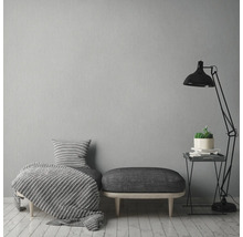 Wohnzimmer mit Sitzgelegenheit, Decke, Kissen, Beistelltisch und Stehlampe