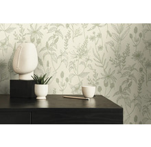 Szene mit Mustertapete, Dekofigur, Pflanze im Topf, Stift und Schale auf einem Tisch