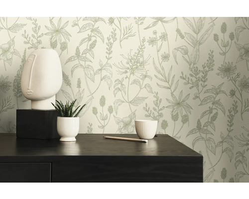 Szene mit Mustertapete, Dekofigur, Pflanze im Topf, Stift und Schale auf einem Tisch