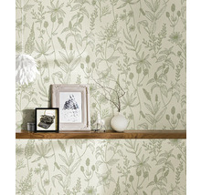 Wandgestaltung mit floral gemusterter Tapete und Holzregal