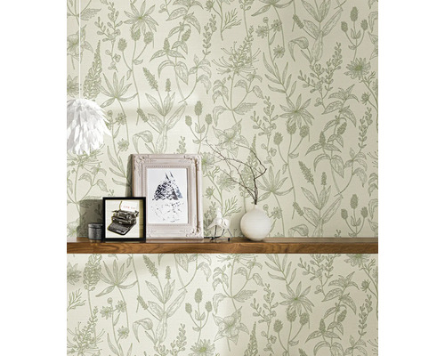 Wandgestaltung mit floral gemusterter Tapete und Holzregal